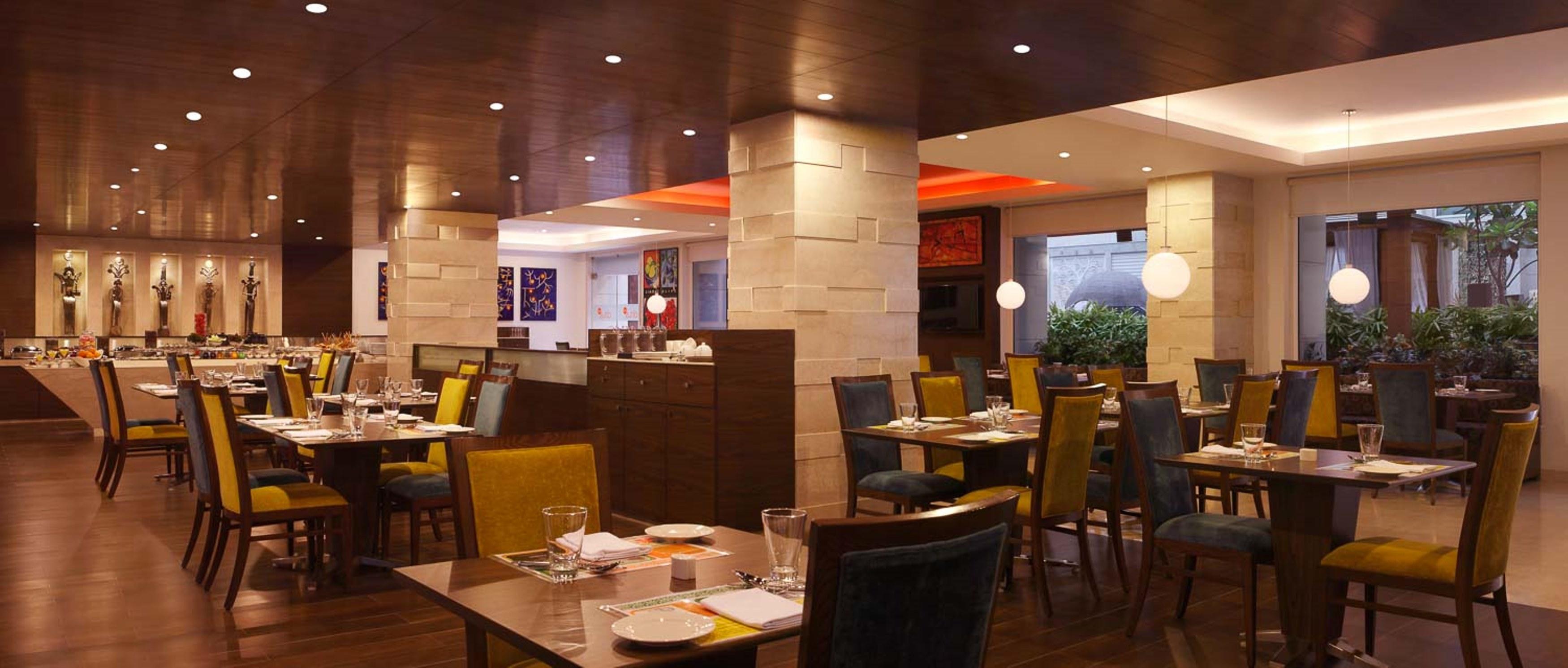Lemon Tree Premier, Delhi Airport Hotel New Delhi Luaran gambar The interior of the restaurant