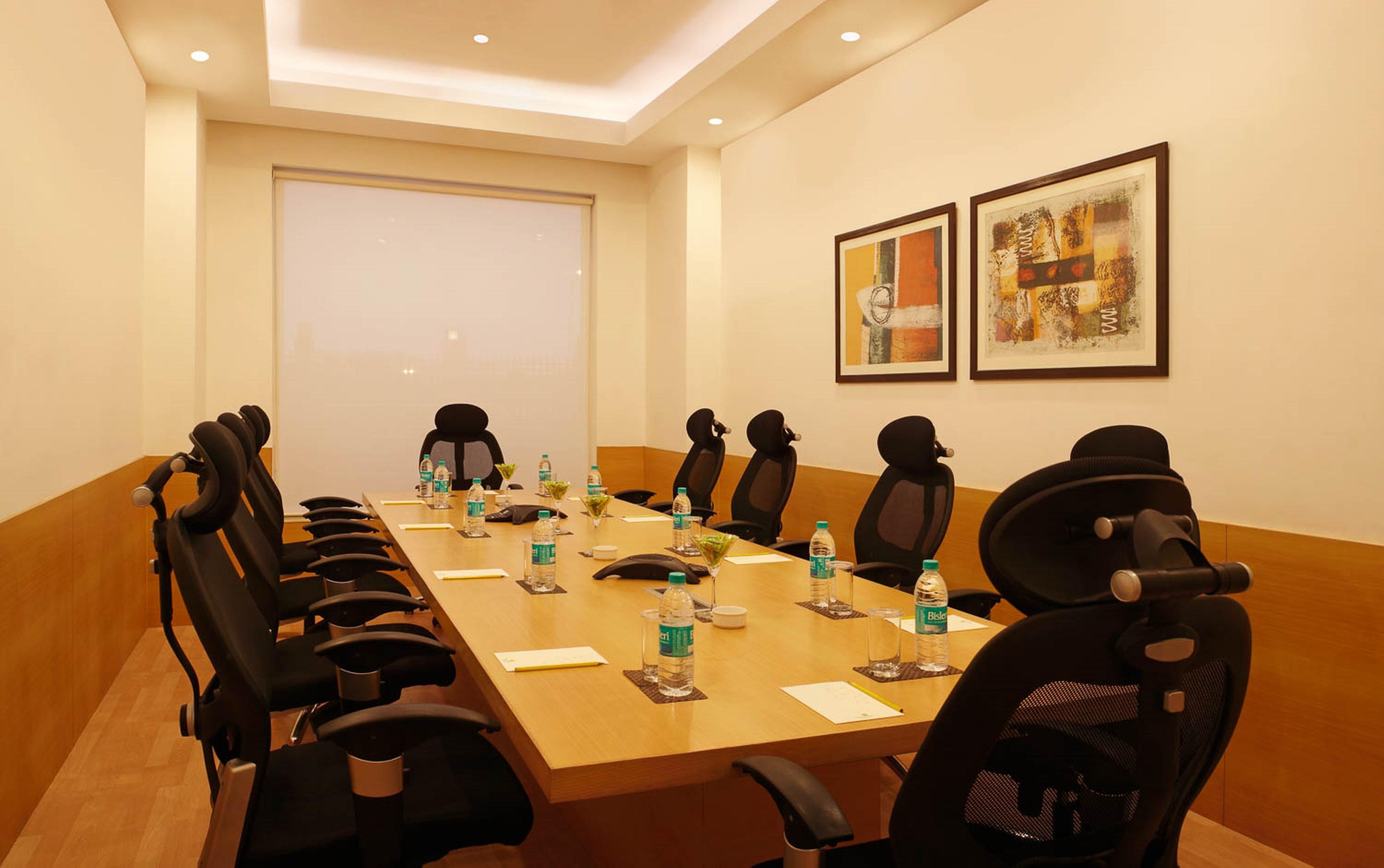 Lemon Tree Premier, Delhi Airport Hotel New Delhi Luaran gambar A boardroom