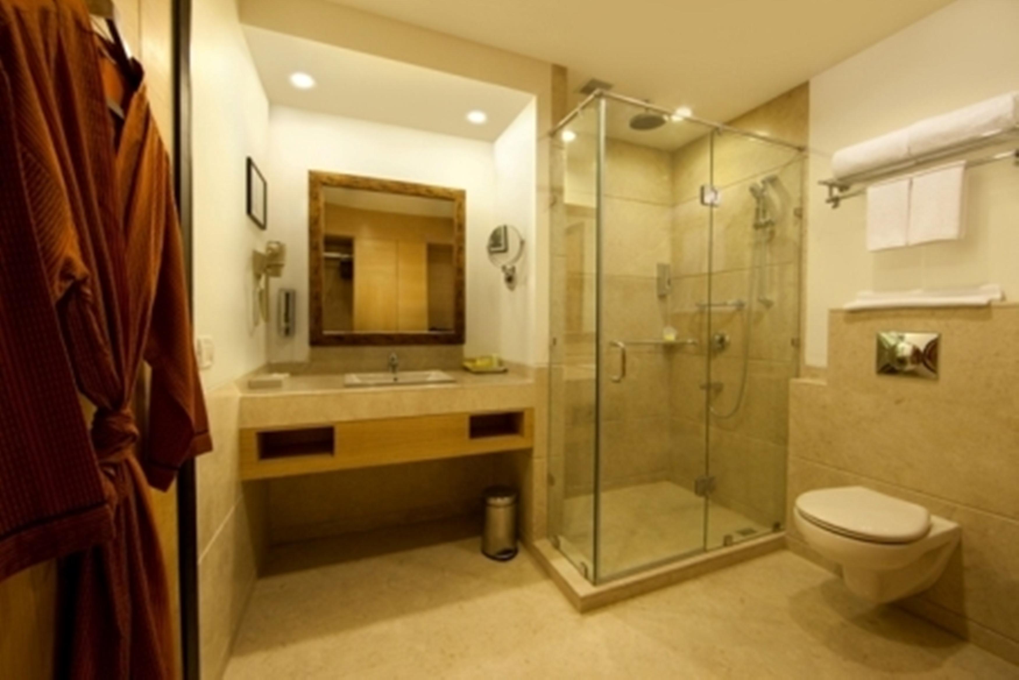 Lemon Tree Premier, Delhi Airport Hotel New Delhi Luaran gambar A bathroom in a hotel