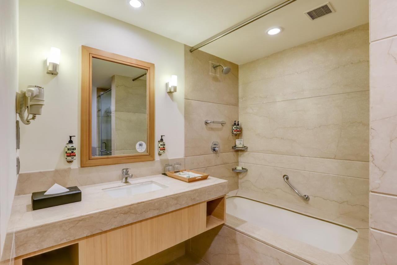 Lemon Tree Premier, Delhi Airport Hotel New Delhi Luaran gambar Bathroom