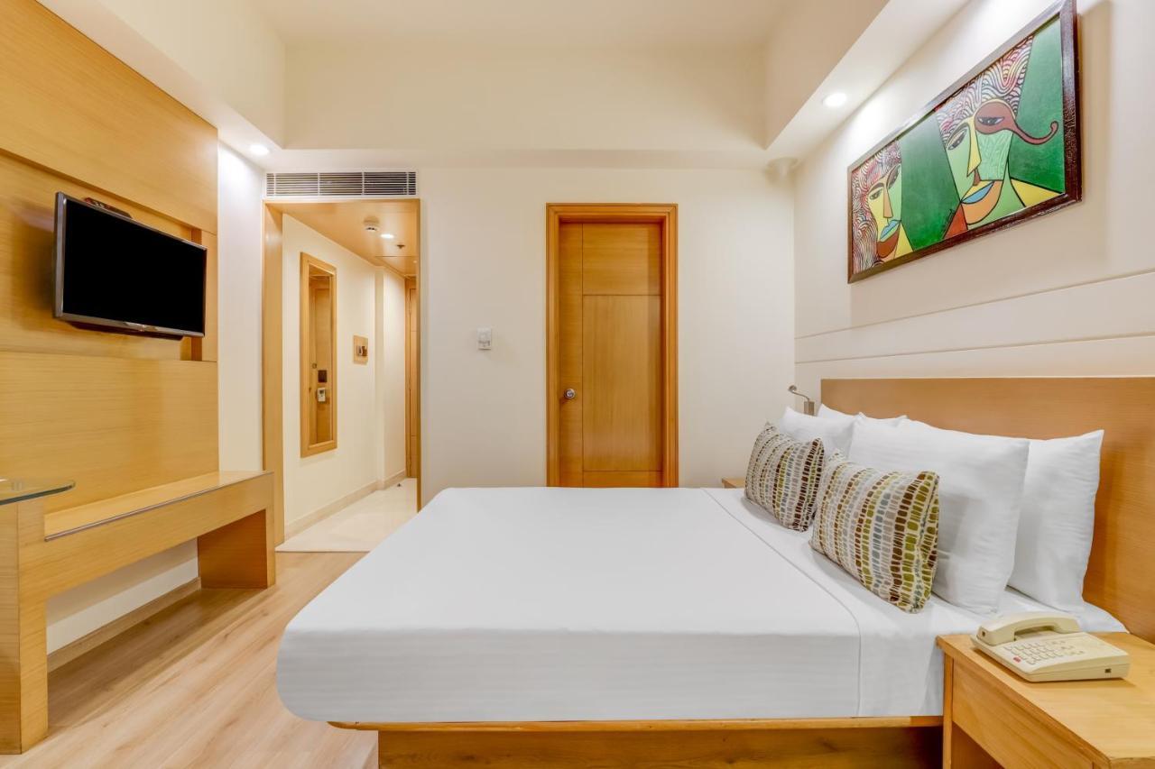 Lemon Tree Premier, Delhi Airport Hotel New Delhi Luaran gambar A room at the hotel