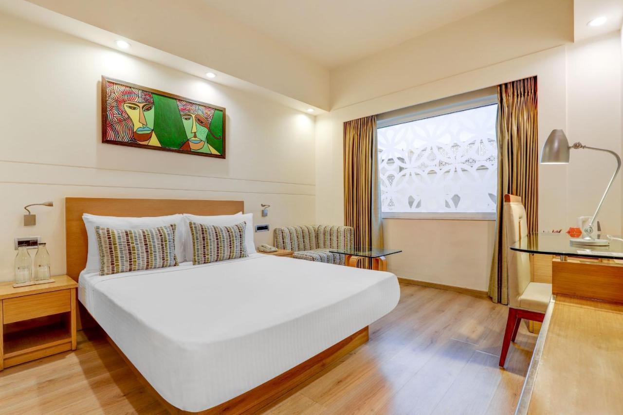 Lemon Tree Premier, Delhi Airport Hotel New Delhi Luaran gambar A room at the Park