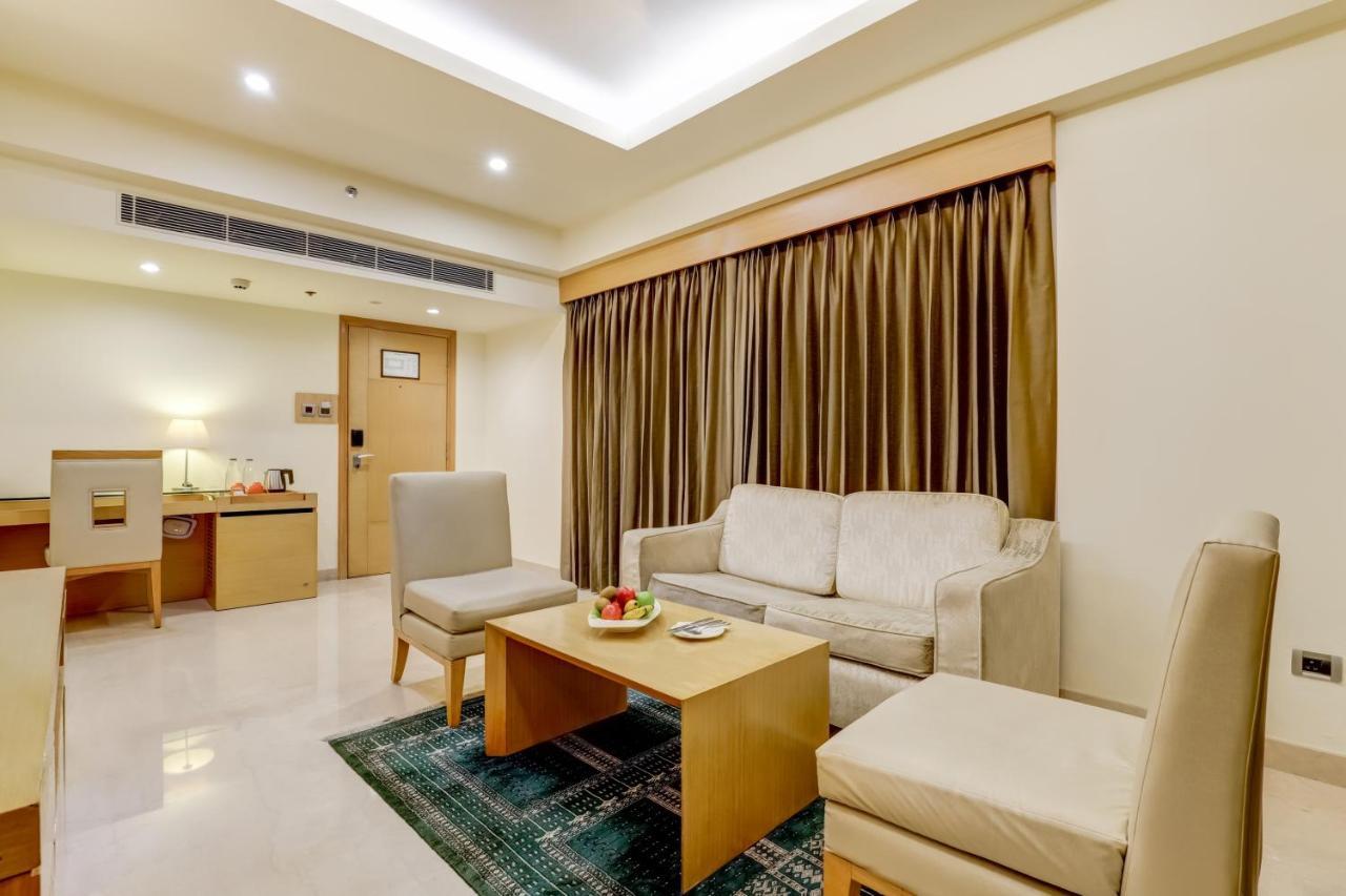 Lemon Tree Premier, Delhi Airport Hotel New Delhi Luaran gambar A suite at the hotel
