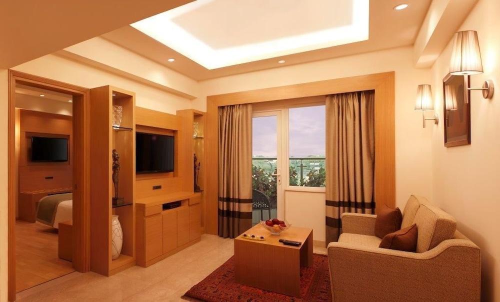 Lemon Tree Premier, Delhi Airport Hotel New Delhi Luaran gambar Suite room at the hotel
