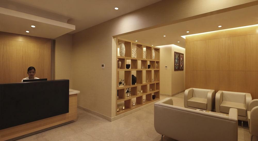Lemon Tree Premier, Delhi Airport Hotel New Delhi Luaran gambar The interior of the lounge