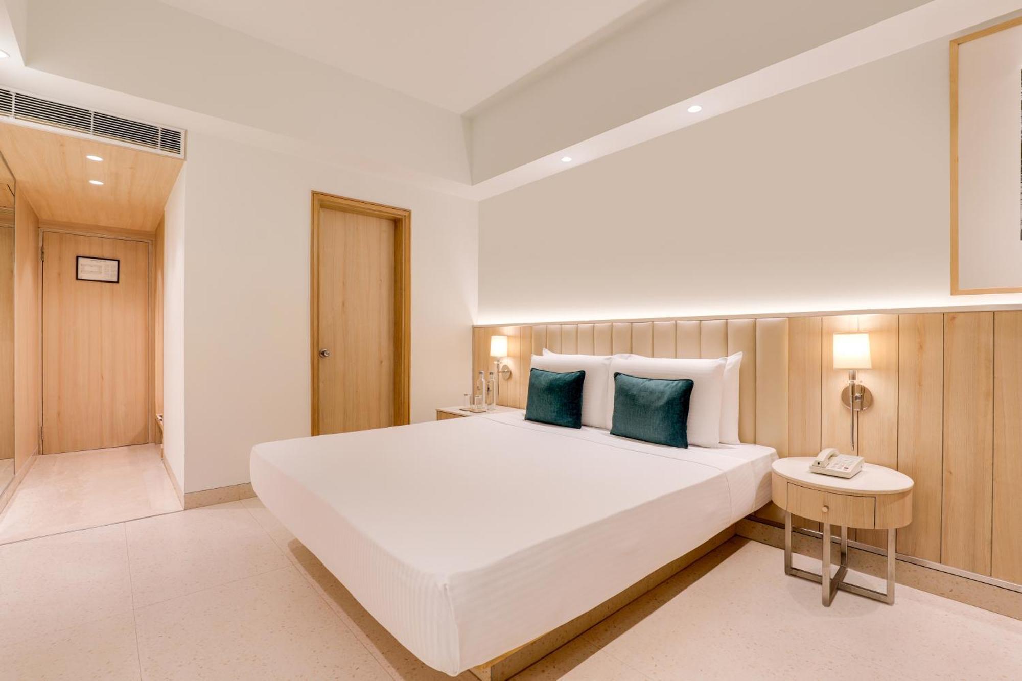 Lemon Tree Premier, Delhi Airport Hotel New Delhi Luaran gambar A room at the hotel