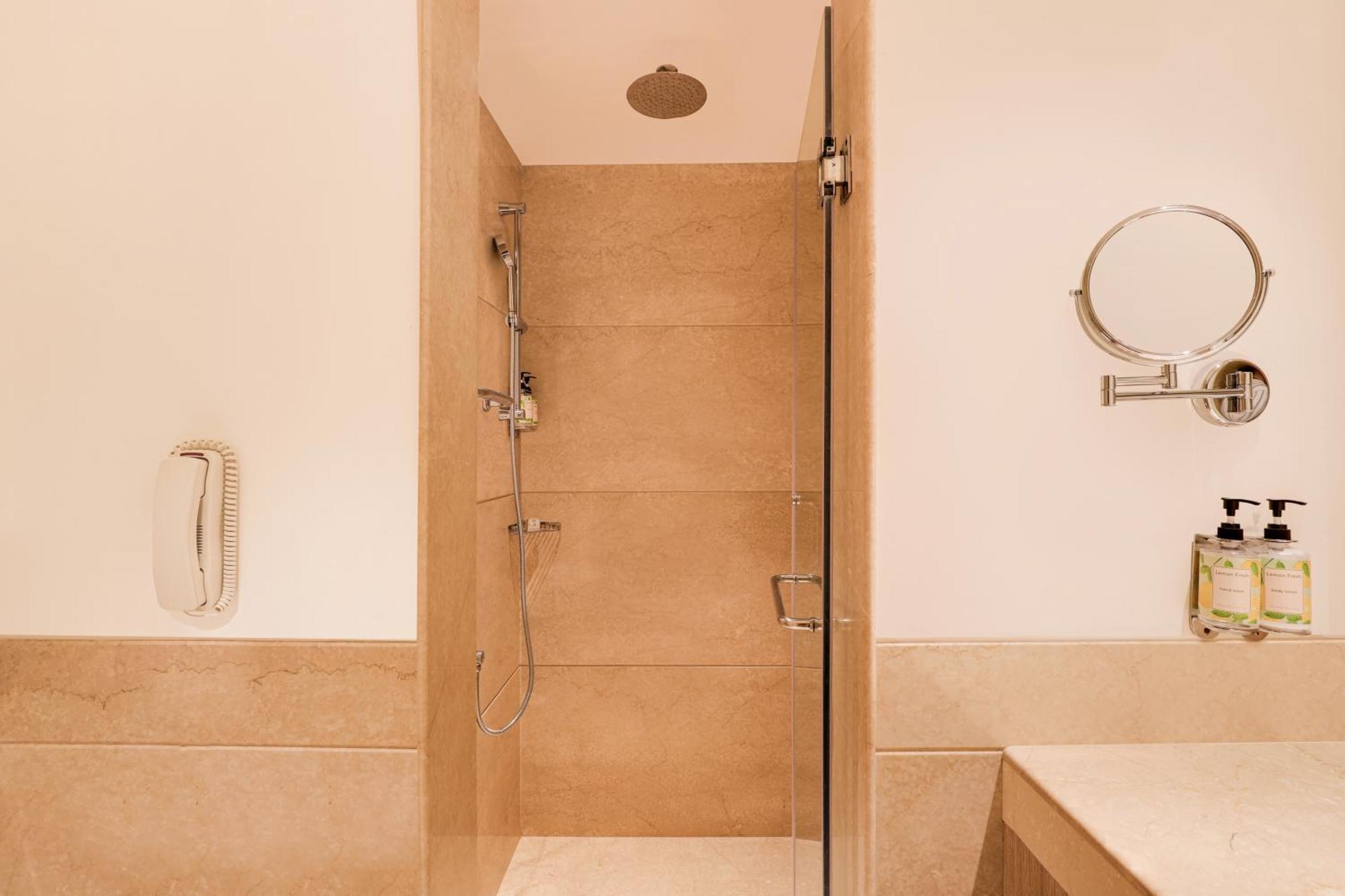 Lemon Tree Premier, Delhi Airport Hotel New Delhi Luaran gambar A shower cubicle