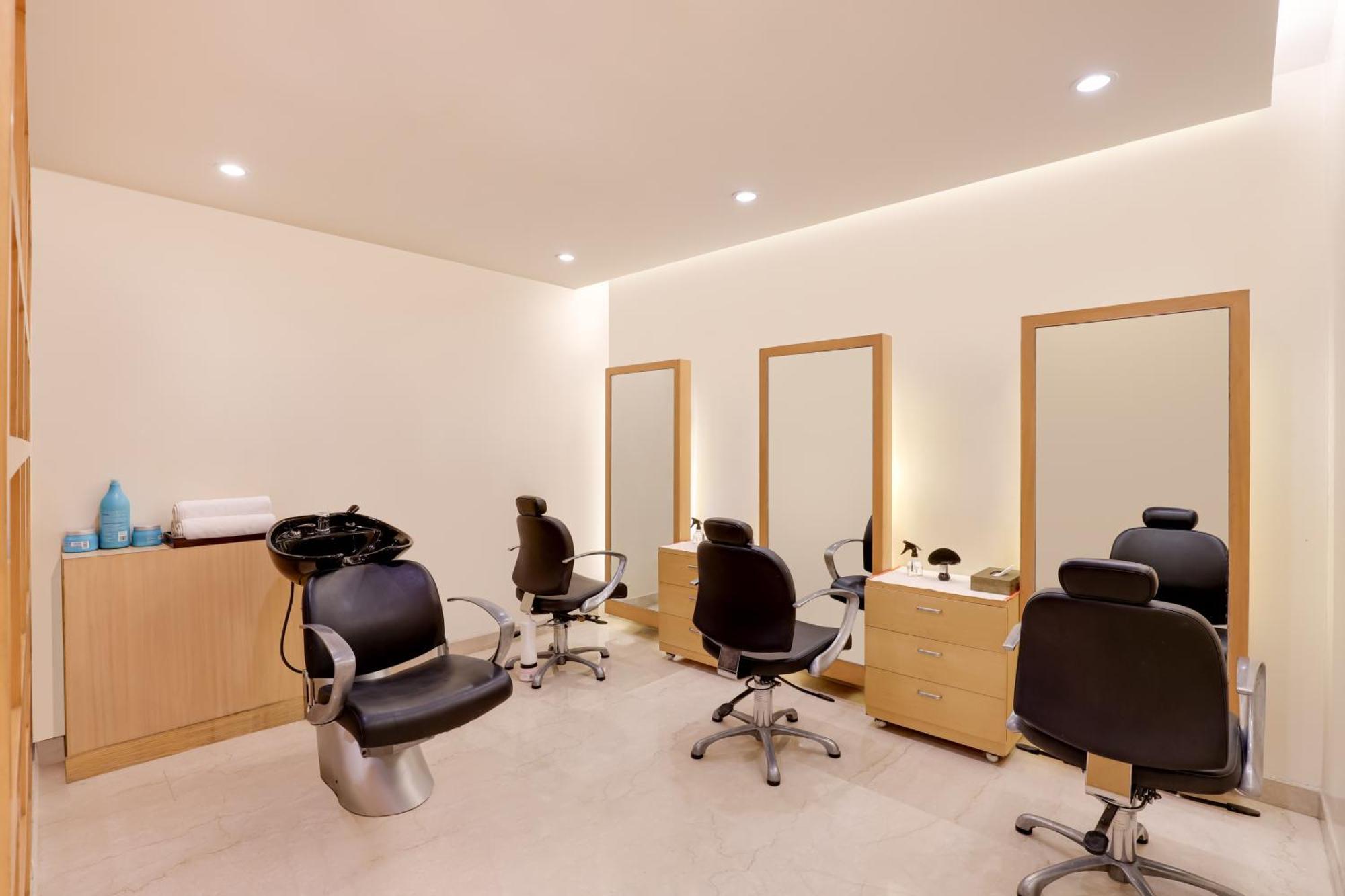 Lemon Tree Premier, Delhi Airport Hotel New Delhi Luaran gambar A hair salon in the United States
