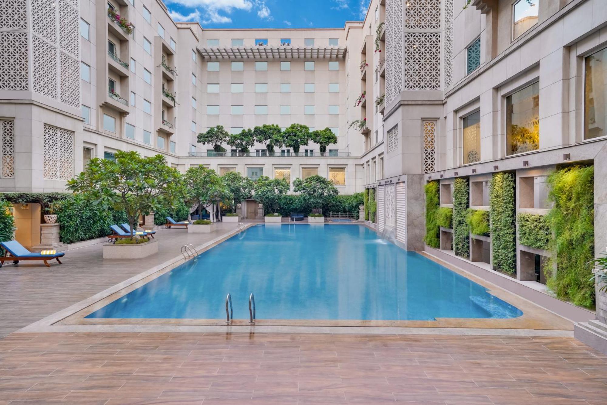 Lemon Tree Premier, Delhi Airport Hotel New Delhi Luaran gambar The pool at the Taj Bengal