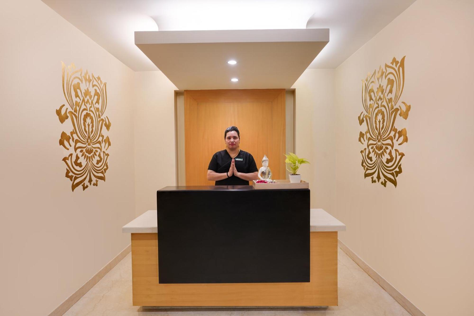 Lemon Tree Premier, Delhi Airport Hotel New Delhi Luaran gambar A hotel receptionist at the Taj Bengal, Kolkata, India