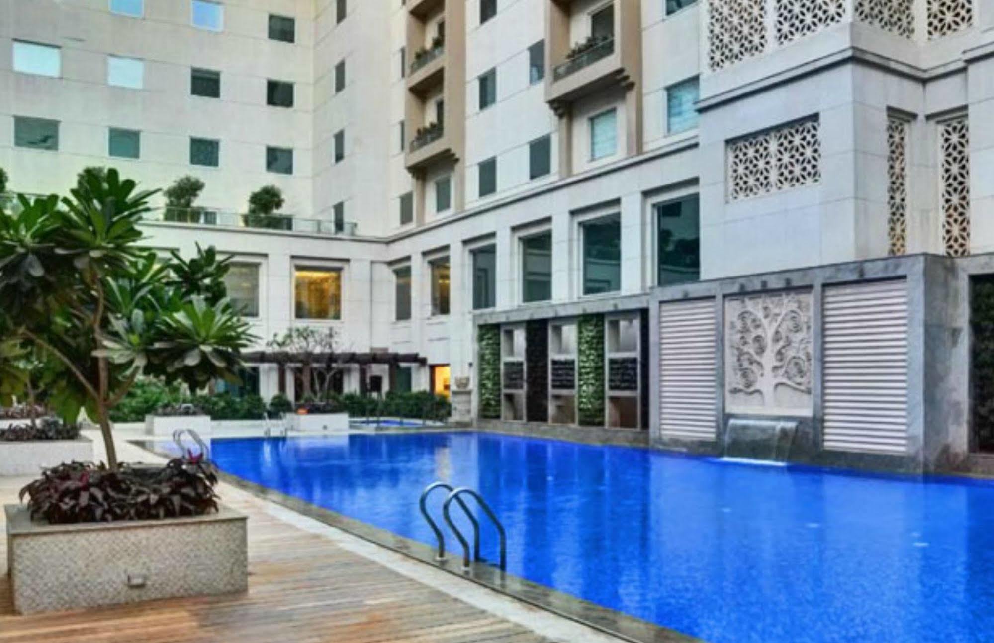 Lemon Tree Premier, Delhi Airport Hotel New Delhi Luaran gambar The swimming pool at the hotel