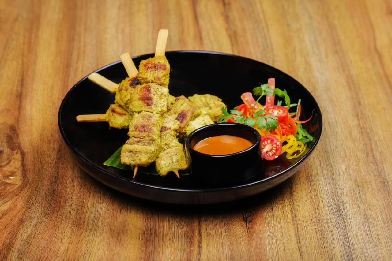 Lemon Tree Premier, Delhi Airport Hotel New Delhi Luaran gambar Chicken Satay