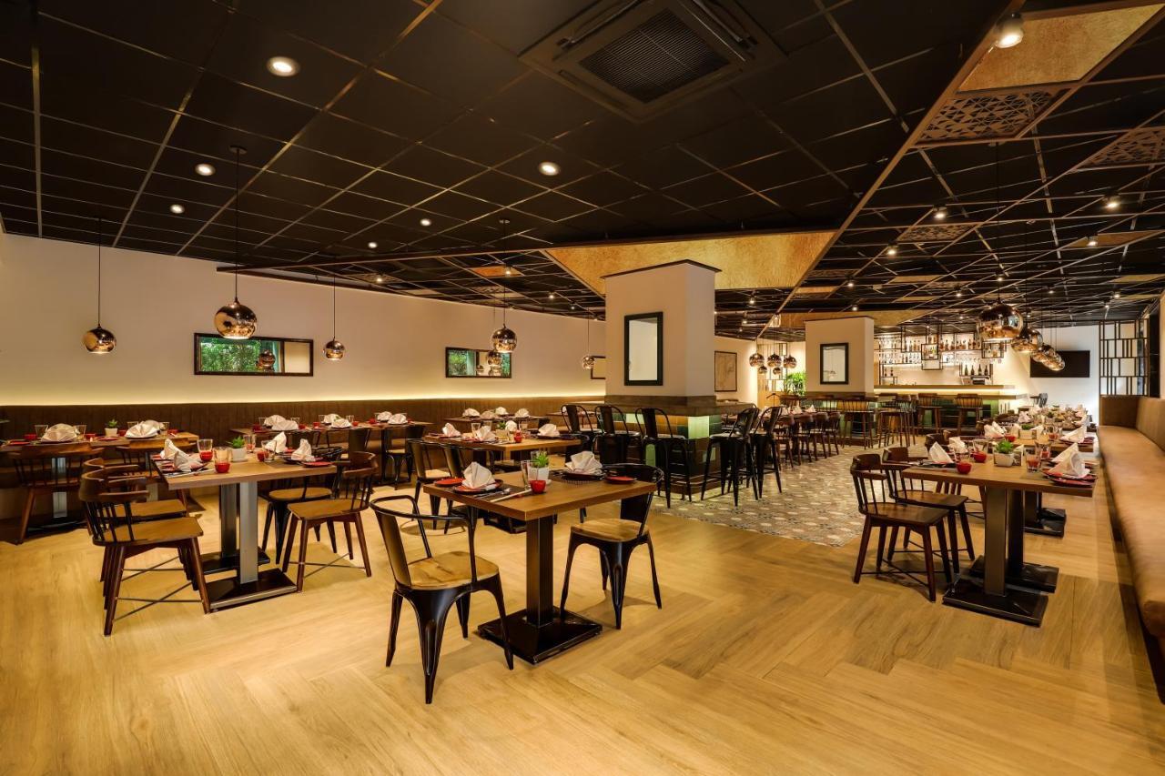 Lemon Tree Premier, Delhi Airport Hotel New Delhi Luaran gambar Interior of a restaurant