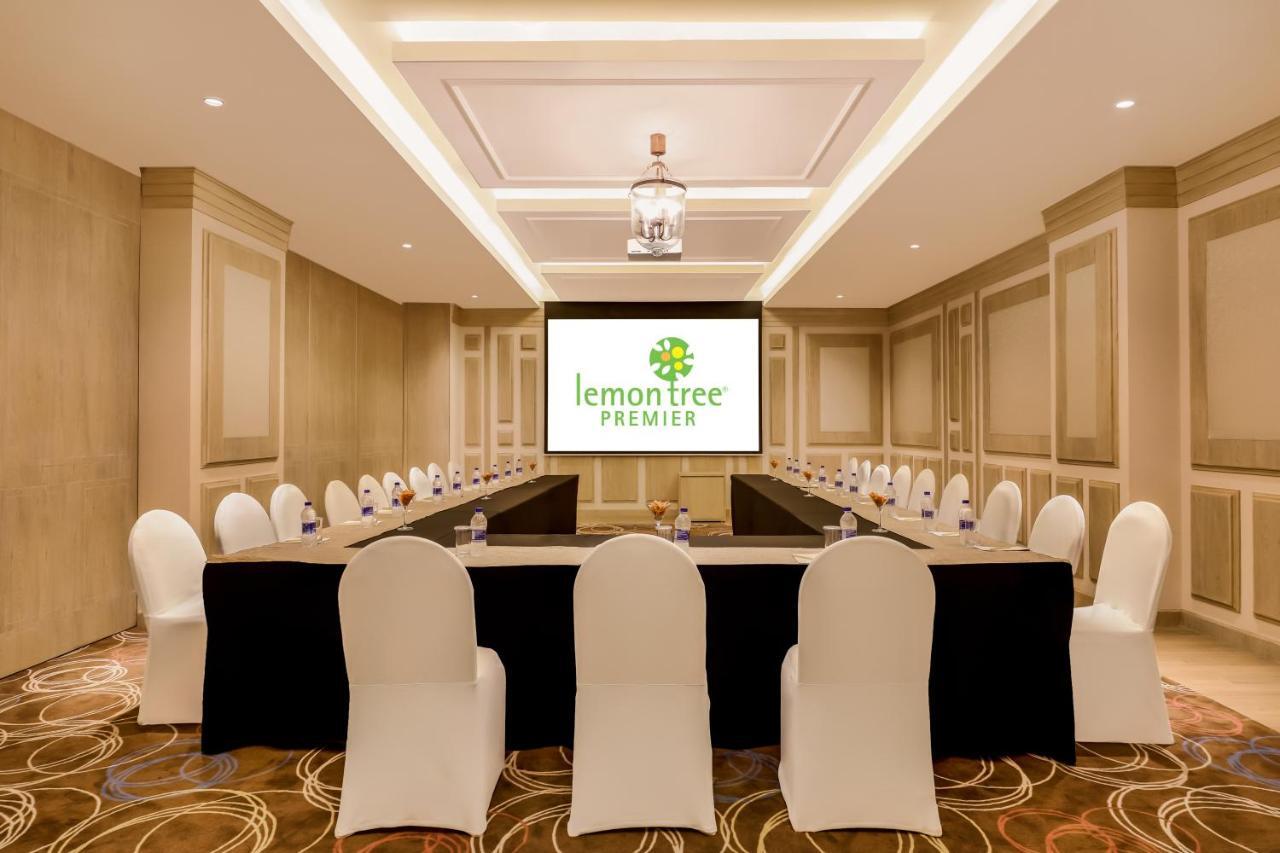 Lemon Tree Premier, Delhi Airport Hotel New Delhi Luaran gambar A meeting room at a hotel