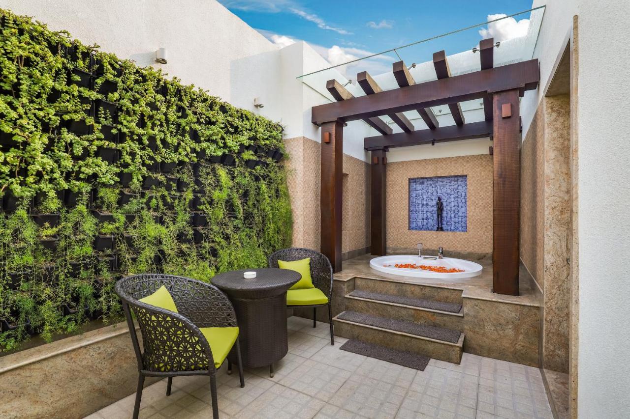 Lemon Tree Premier, Delhi Airport Hotel New Delhi Luaran gambar A private terrace at the hotel